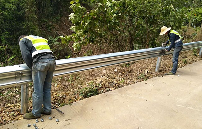昆明高速公路护栏的定期维护与保养