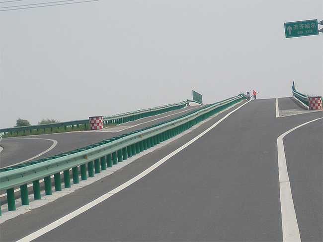 昆明高速公路护栏的材质与规格