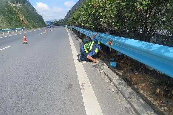 昆明高速路波形护栏